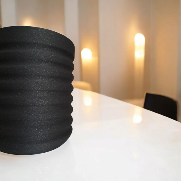 Кашпо Ribbed Black — стиль і текстура, що притягує погляд матове з текстурою декоративне кашпо для дому й офісу