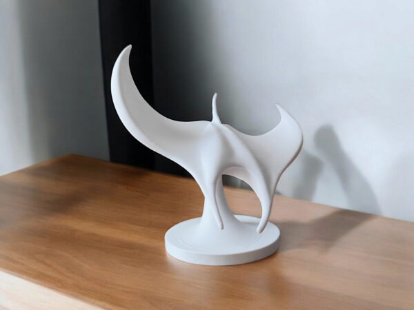 Декоративна статуетка ската Manta Ray — морська арт-фігура для дому, офісу, кав’ярні, фотозони та подарунка