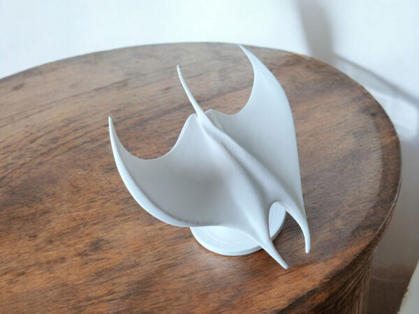 Декоративна статуетка ската Manta Ray — морська арт-фігура для дому, офісу, кав’ярні, фотозони та подарунка
