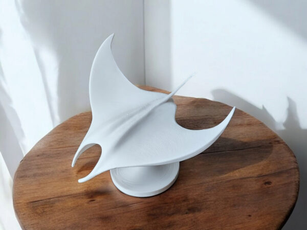 Декоративна статуетка ската Manta Ray — морська арт-фігура для дому, офісу, кав’ярні, фотозони та подарунка