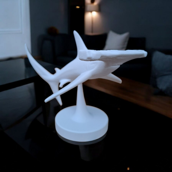 6918020396_statuetka-akuly-molota-.png Скульптура акули-молота Ocean Hammer Decor — декоративна фігура для дому, офісу, полиці та сучасного інтер’єру