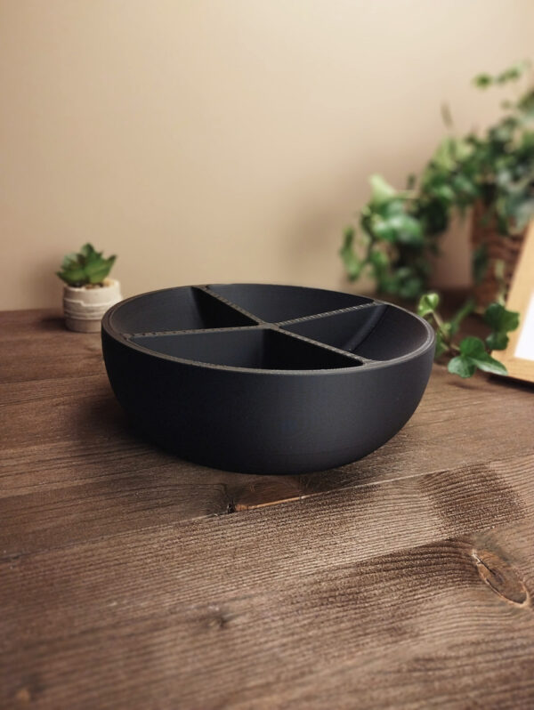 Snack Divide Bowl — миска з 4 секціями для снеків, горіхів, фруктів та закусок